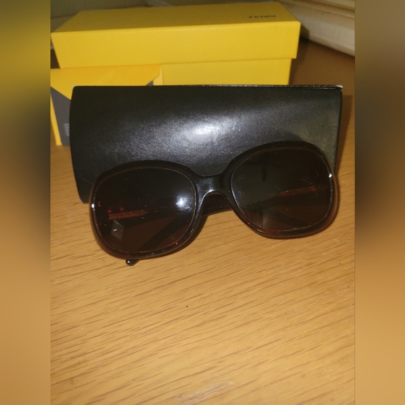 β€οΈβπ₯FENDI Sunglasses case and box - Picture 6 of 13